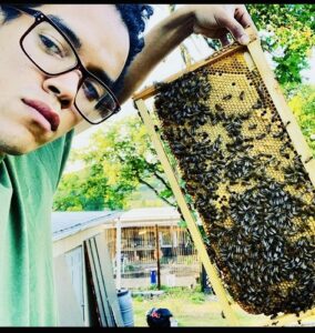 Caryn interviews Bee Rescuer, Raphael Aragon, about his favorite beekeeping essential oils and gets tips on how he keeps his honey bees and beehives healthy.