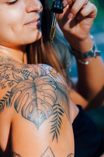 Caryn reveals how to safely use essential oils for tattoo healing and care, to reduce inflammation, ease itching, prevent scarring, and keep your tat looking fine.