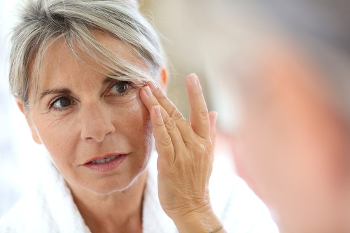 Try e3's DIY recipes for mature skin, like this anti-wrinkle essential oil compress.